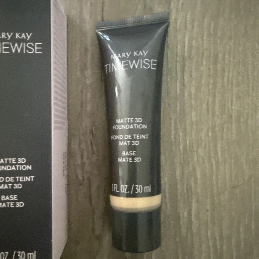 NIB Mary Kay Timewise Matte  3D Foundation Beige W 100